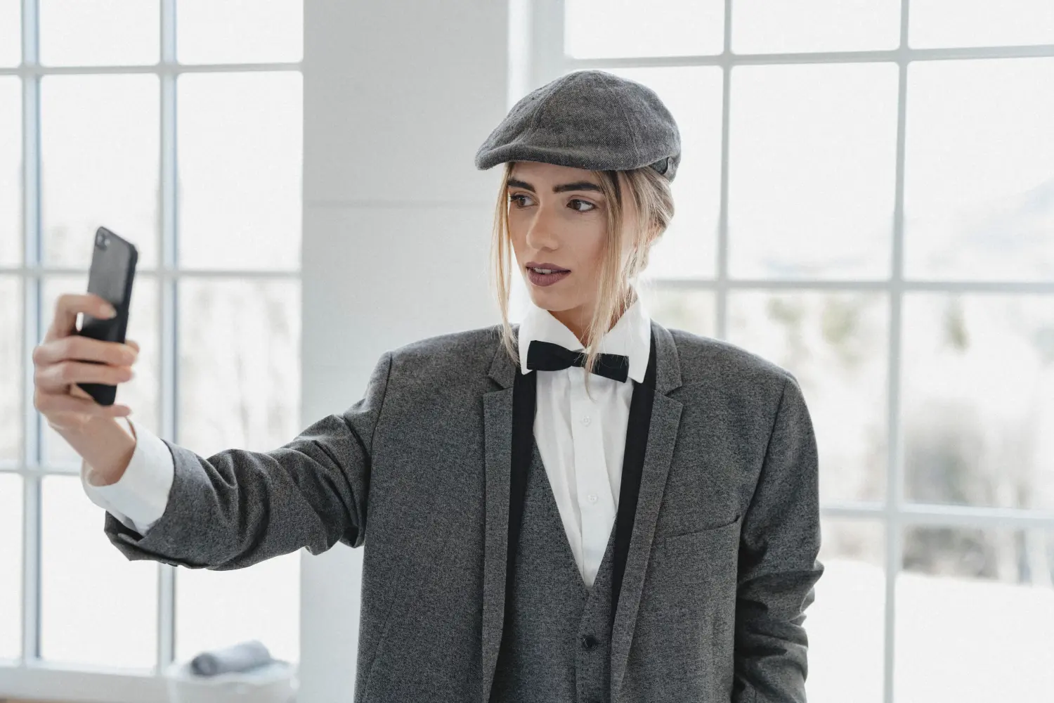 Junge Frau im Dandy-Style 