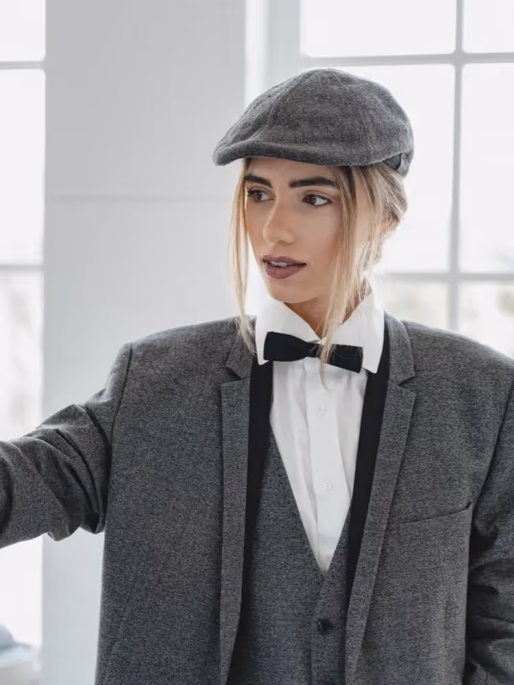 Junge Frau im Dandy-Style 